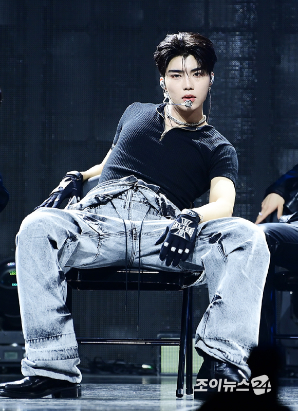 그룹 제로베이스원 박건욱이 1일 오후 서울 용산구 한남 블루스퀘어에서 열린 제로베이스원(ZEROBASEONE) 정규 1집 '네버 세이 네버(NEVER SAY NEVER)' 쇼케이스에 참석해 멋진 무대를 선보이고 있다. [사진=정소희 기자]