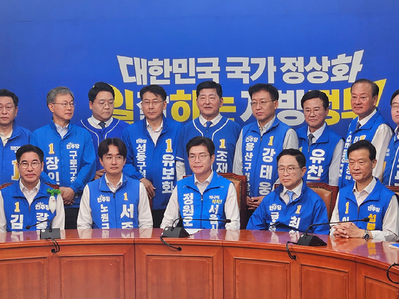 정원오(가운데) 더불어민주당 서울시장 후보가 2일 서울 여의도 국회에서 열린 '정원오 후보&middot;25개 구청장 후보 합동 기자회견'을 진행하고 있다. [사진=홍성효 기자]