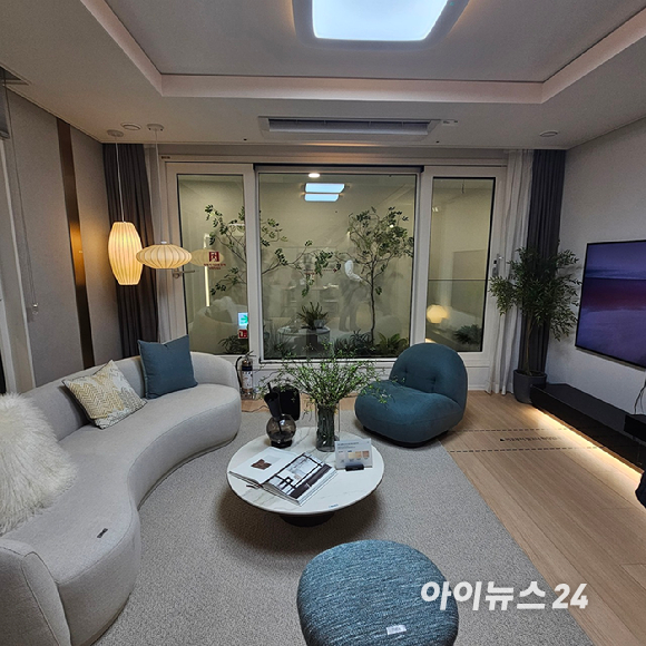 서울 송파구 문정동의 '래미안 갤러리'에 마련된 '반포 래미안 트리니원' 견본주택 내 전경. 2025.11.07 [사진=이효정 기자 ]