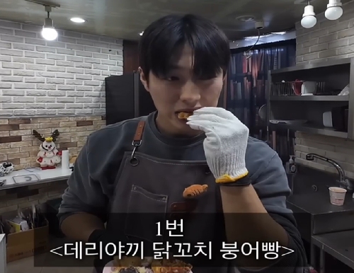 '붕은우'로 알려진 A씨가 손님에게 하트 손모양을 하고 있다. [사진=인스타그램]