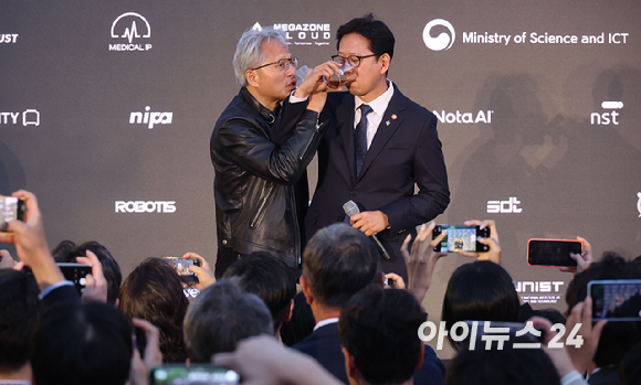 젠슨 황 엔비디아 최고경영자(CEO)가 8일 서울 중구 신라호텔에서 열린 '엔비디아 코리아 AI 에코시스템 리셉션'에서 배경훈 부총리 겸 과학기술정보통신부 장관과 러브샷을 하고 있다. [사진=정소희 기자]