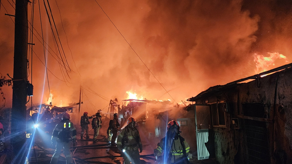16일 오전 5시께 서울 강남구 개포동 구룡마을 4지구에서 불이 나 소방 당국이 진화 작업을 벌이고 있다. [사진=연합뉴스]