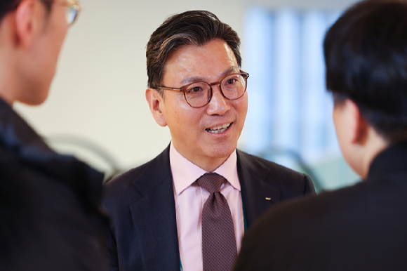 이재명 대통령이 3일 용산 대통령실에서 진행된 커스티 코번트리 IOC 위원장과의 면담에 함께 참석한 김재열 국제올림픽위원회(IOC) 위원과 악수하고 있다.가운데는 유승민 대한체육회장. 2025.12.3 [사진=연합뉴스]