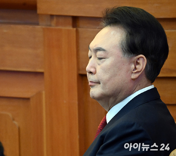 윤석열 대통령이 13일 오전 서울 종로구 헌법재판소에서 열린 탄핵심판 8차 변론에 출석해 변호인과 이야기를 하고 있다. [사진=사진공동취재단]