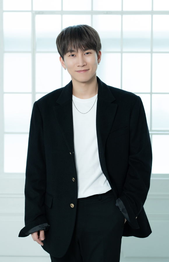 그룹 비투비 서은광이 21일 온라인으로 진행된 비투비 정규 3집 'Be Together' 발매 기념 기자간담회에 참석해 포즈를 취하고 있다. [사진=큐브엔터테인먼트]