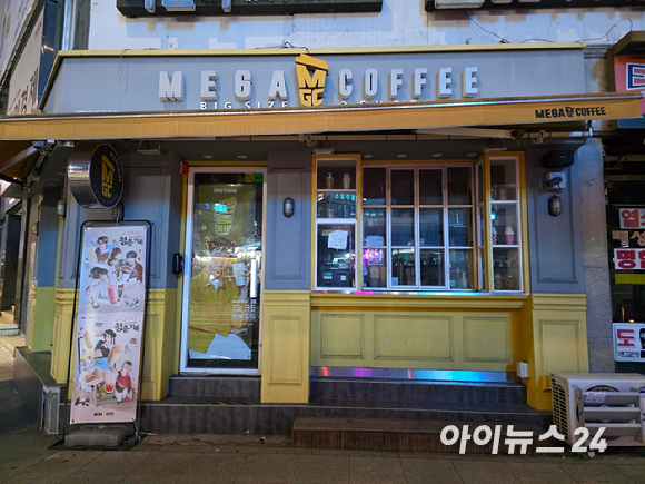 서울 소재 한 건물에 저가커피 브랜드들이 줄지어 입점해 있다. [사진=온라인 커뮤니티 캡처]