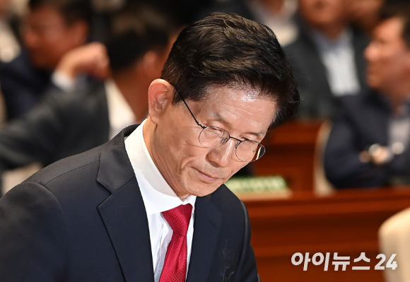 김문수 국민의힘 대선후보가 지난 9일 서울 여의도 국회에서 열린 의원총회에서 인사말을 마친 뒤 자리에 착석하고 있다. [사진=곽영래 기자]