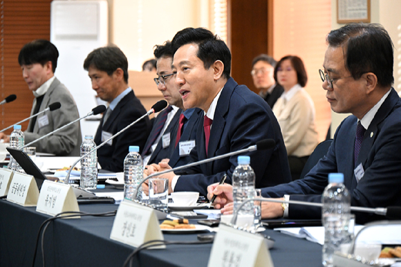 오세훈 서울시장이 24일 한국프레스센터 외신기자클럽에서 개최된 '제1차 서울혁신대학지원위원회 회의'에서 위원들과 기념 촬영을 하고 있다. [사진=서울시]