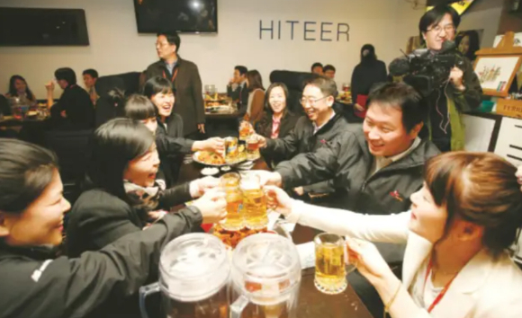 2012년 3월 이천 본사 인근 호프집에서 최태원 회장이 직원들과 건배를 하고 있다. [사진=SK하이닉스]