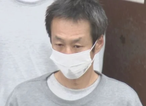 일본 도쿄의 한 길거리에서 여중생을 뒤쫓아가 껴안은 뒤 넘어뜨리고 음란 행위를 한 50대 한국인 남성이 경찰에 체포됐다. 사진은 최모 씨. [사진=TBS TV]