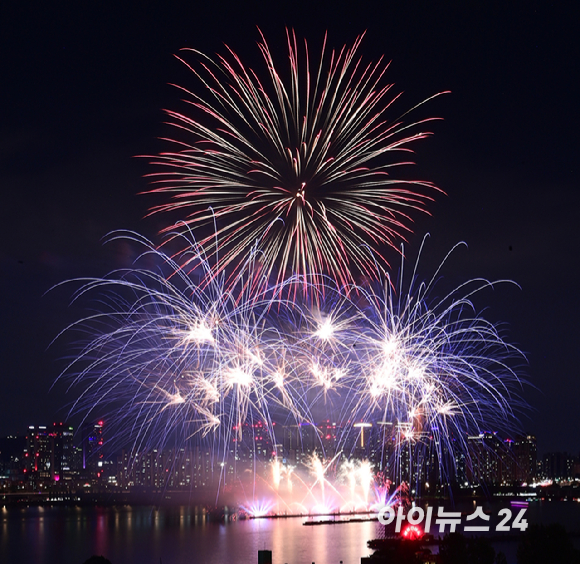 27일 저녁 서울 여의도 한강공원 일대에서 열린 '한화와 함께하는 서울세계불꽃축제 2025'에서 화려한 불꽃들이 밤 하늘을 수놓고 있다. [사진=정소희 기자]