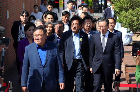우원식 의원을 비롯한 더불어민주당 의원들이 22일 오전 서울 중랑구 녹색병원에서 입원한 이재명 더불어민주당 대표를 찾은 후 이동하고 있다. [사진=뉴시스]