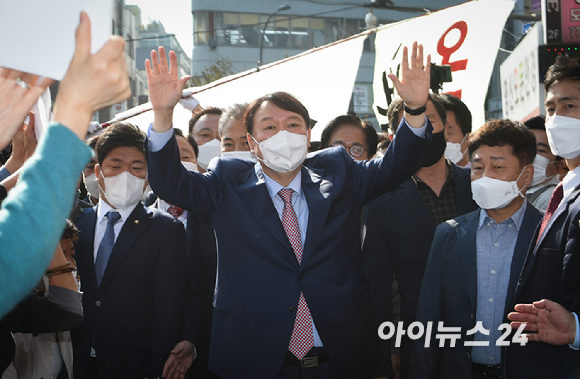 윤석열 국민의힘 대선 경선 후보가 3일 오전 서울 중구 남대문시장을 방문해 지지자들을 향해 손을 흔들고 있다. [사진=국회사진취재단]