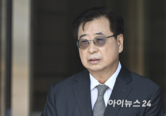 서훈 전 청와대 국가안보실장이 16일 서울 서초구 서울고등법원에서 열린 서해 공무원 피격 사실 은폐 관련 항소심에서 무죄를 선고받은 뒤 심경을 발표하고 있다. [사진=사진공동취재단 ]