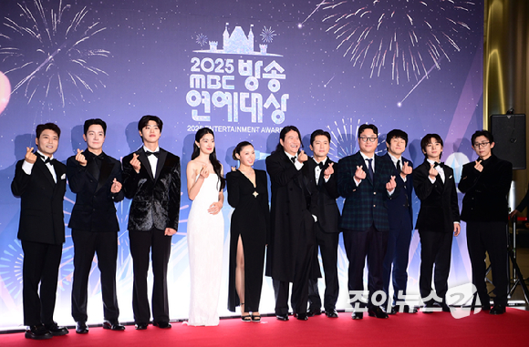 29일 오후 서울 마포구 MBC 사옥에서 열린 '2025 MBC 방송연예대상' 포토월 행사에 '나 혼자 산다' 출연진들이 포토타임을 갖고 있다. [사진=정소희 기자]