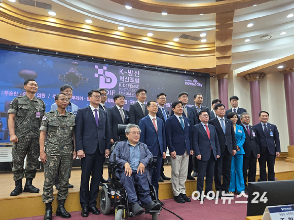 장원준 전북대 방위산업융합과정 교수(가운데)가 21일 서울 여의도 국회 의원회관에서 열린 'AI 시대의 국방획득체계 발전방안 모색' 세미나에서 발언하고 있다. [사진=최란 기자]