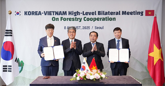 임상섭 산림청장(왼쪽에서 두번째)이 8일 롯데호텔 서울에서 열린 '한-베트남 산림 협력 고위급 양자회의'에서 남송희 국제산림협력관, 쩐득탕 베트남 농업환경부 장관, 쩐 꾸앙 바오 임업국장과 기념촬영을 하고 있다. [사진=산림청]