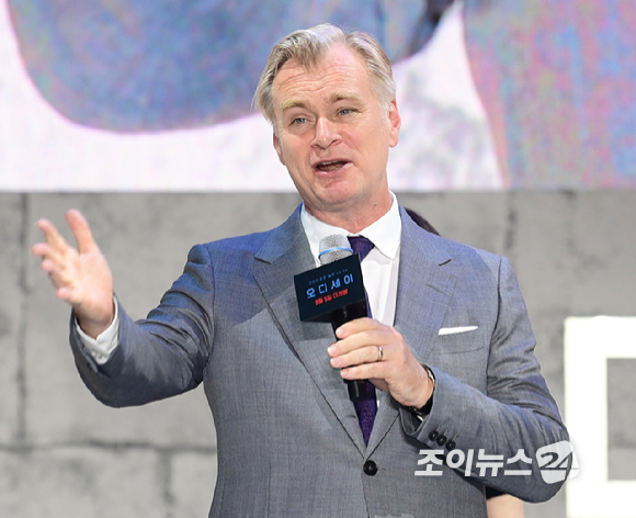 (왼쪽부터)크리스토퍼 놀란 감독-배우 맷 데이먼-샤를리즈 테론-프로듀서 엠마 토마스 놀란이 4일 서울 영등포 타임스퀘어 아트리움에서 열린 영화 '오디세이'(감독 크리스토퍼 놀란) 내한 레드카펫 행사에 참석하고 있다. [사진=정소희 기자]