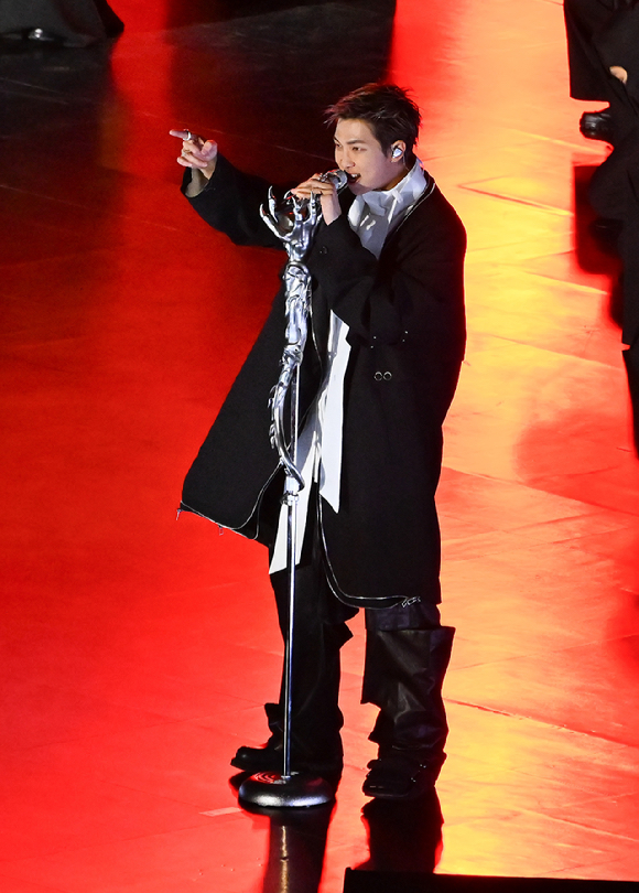 방탄소년단(BTS)이 21일 오후 서울 광화문 광장에서 정규 5집 '아리랑(ARIRANG)' 앨범 발매를 기념해 컴백 무대를 선보이고 있다. [사진=사진공동취재단]