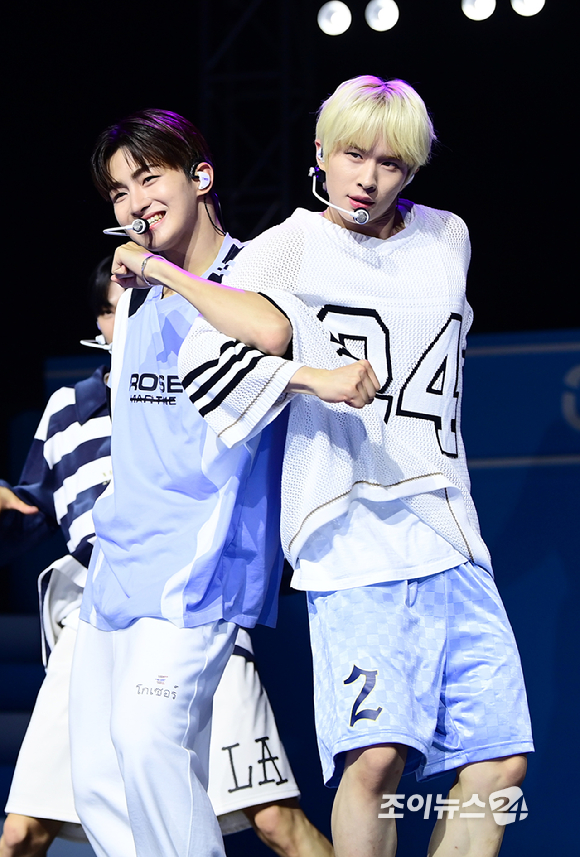 그룹 투어스(TWS) 지훈과 경민이 24일 오후 서울 용산구 블루스퀘어에서 열린 두 번째 미니앨범 '서머 비트!(SUMMER BEAT!)' 발매 기념 쇼케이스에서 타이틀곡 '내가 S면 넌 나의 N이 되어줘' 무대를 선보이고 있다. [사진=정소희 기자]