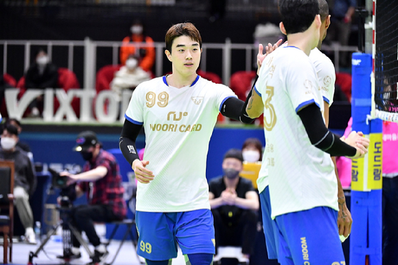 우리카드 김지한이 주전 경쟁을 이겨내고 다가올 시즌 더 좋은 활약을 펼치겠다고 다짐했다. [사진=우리카드]