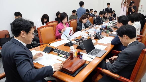 28일 국회에서 열린 제1차 국회운영개선소위원회 회의에서 천준호 소위 위원장이 회의 시작을 알리고 있다. [사진=연합뉴스]
