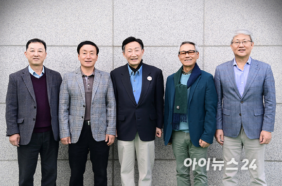 (왼쪽부터) 김병철 KCGI자산운용 대표이사, 박동석 아이뉴스24 사장 겸 편집인, 주명룡 은퇴자협회장, 이근면 성균관대 특임교수, 윤석명 한국보건사회연구원 명예연구위원 겸 연금연구회장이 23일 서울 마포구 상수동 아이뉴스24에서 열린 연금개혁좌담회에 앞서 포즈를 취하고 있다. [사진=정소희 기자]