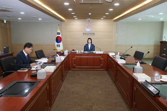 지난 달 31일 오후 이진숙 방송통신위원장(오른쪽)과 김태규 방송통신부위원장이 공영방송 이사 선임안 의결 등을 위한 전체회의를 진행하고 있는 모습. [사진=방통위]