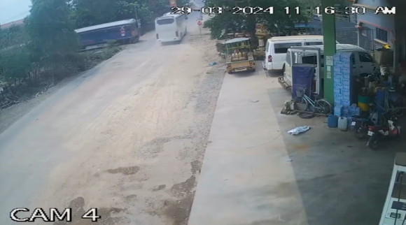 캄보디아에서 한 버스기사의 무리한 주행으로 버스와 열차가 충돌하는 사고가 발생했다. 사진은 사건 당시 영상 캡처. [사진=뉴욕포스트]