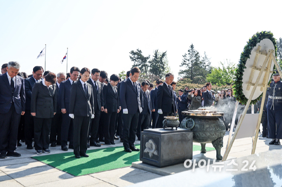 더불어민주당 이재명 대선후보가 28일 오전 서울 동작구 국립 서울현충원 현충탑에서 참배하고 있다. [사진=곽영래 기자]