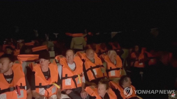 이스라엘군에 나포된 구호선단 활동가들. [사진=로이터=연합뉴스]