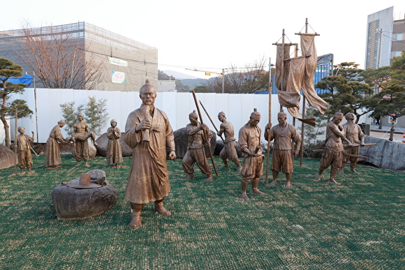 전봉준 장군 동상이 고창군청 옆 소공원에 세워졌다. [사진=고창군]