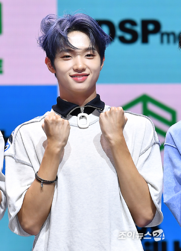 그룹 미래소년 손동표가 19일 오후 서울 서대문구 신촌캠퍼스백주년기념관 콘서트홀에서 열린 미니 5집 'Boys will be Boys' 발매 기념 쇼케이스에서 포토타임을 갖고 있다. [사진=곽영래 기자]