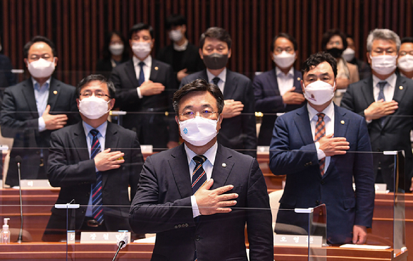 윤호중 더불어민주당 원내대표를 비롯한 참석자들이 4일 서울 여의도 국회에서 열린 정책의원총회에서 국민의례를 하고 있다. [사진=뉴시스]