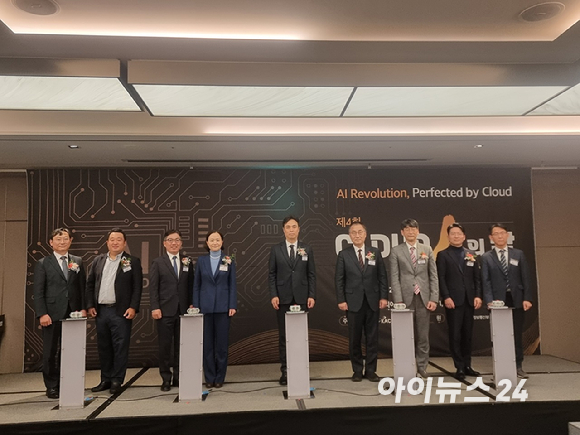 최지웅 한국인공지능클라우드산업협회장이 18일 오후 서울 서초구 JW메리어트호텔에서 열린 '클라우드 人의 밤'에서 환영사를 하고 있다. [사진=윤소진 기자]