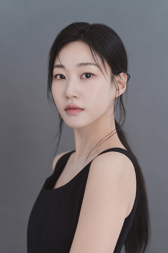 배우 하윤경이 '언더커버 미쓰홍' 종영 인터뷰에 앞서 사진촬영을 하고 있다. [사진=호두앤유엔터테인먼트]