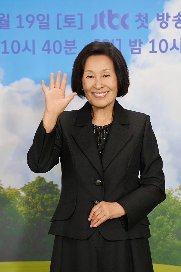 배우 김혜자가 JTBC 새 토일드라마 '천국보다 아름다운' 제작발표회에서 포즈를 취하고 있다. [사진=JTBC]