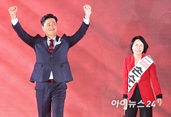 우재준 국민의힘 신임 청년최고위원이 22일 오후 청주 오스코에서 열린 제6차 전당대회에서 기뻐하고 있다. [사진=곽영래 기자]