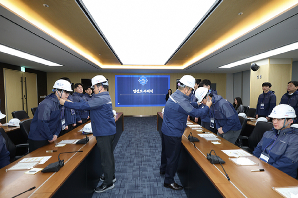 김보현 대표이사(왼쪽)와 심상철 노동조합 위원장(오른쪽)이 신입사원에게 안전모를 씌워주고 있다. [사진=대우건설]