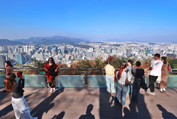 지난달 31일 서울 남산에서 관광객들이 휴식을 즐기고 있다. [사진=연합뉴스]