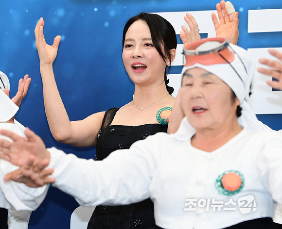  송지효의 해녀 모험' 제작발표회에 참석해 '하도 해녀 합창단'과 함께 특별 공연을 하고 있다. [사진=정소희 기자]
