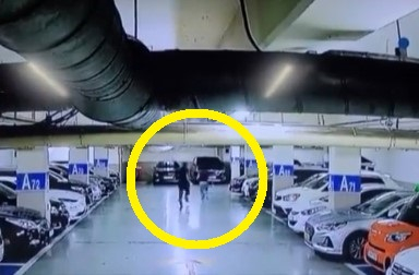 인천시 부평구 아파트 지하 주차장에서 중소기업 대표에게 둔기 등을 휘두르는 장면이 CCTV에 잡혔다. [사진=YTN 뉴스 캡처]