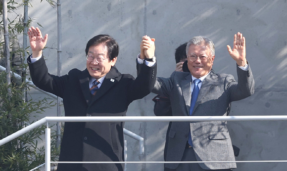 더불어민주당 이재명 대표가 설 연휴 마지막 날인 30일 오후 경남 양산시 하북면 평산마을 문재인 전 대통령 사저를 방문, 문 전 대통령과 함께 손 인사하고 있다. 2025.1.30 [사진=연합뉴스]