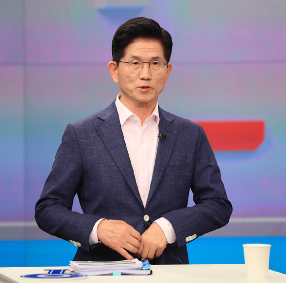  국민의힘 제21대 대통령선거 경선 결선투표에 진출한 김문수(왼쪽), 한동훈 후보가 30일 서울 중구 TV조선에서 TV토론에 앞서 포즈를 취하고 있다. [사진=연합뉴스]