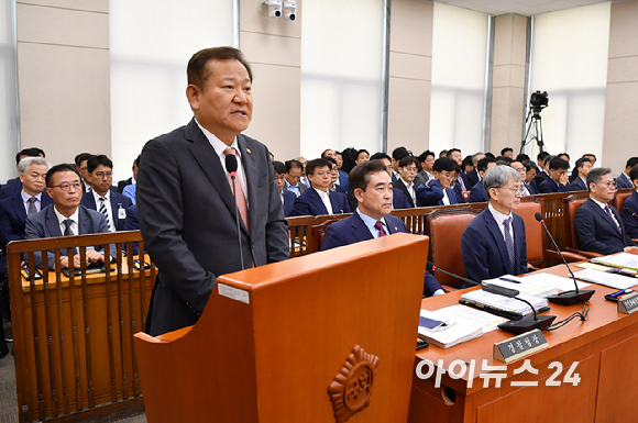 이상민 행정안전부 장관이 11일 오전 서울 여의도 국회에서 열린 행정안전위원회 전체회의에서 업무보고를 하고 있다. [사진=곽영래 기자]