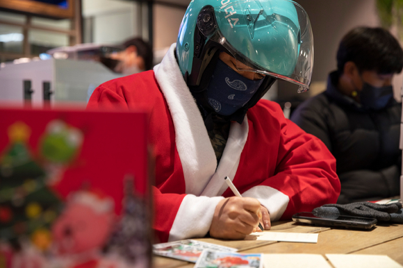 배달 라이더가 산타로 변신해 아이들에게 선물을 전달한다. 사진은 산타로 분장한 배달 라이더 관련 이미지.  [사진=우아한형제들]
