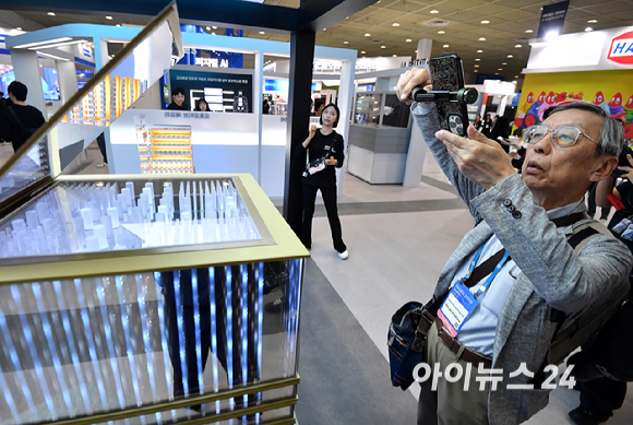 14일 서울 강남구 코엑스에서 열린 '제28회 반도체대전'(SEDEX 2026)에서 관람객들이 삼성전자 부스를 관람하고 있다. [사진=곽영래 기자]