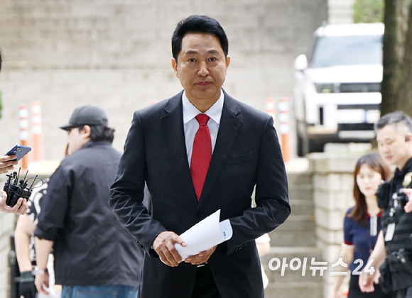 여론조사비 대납 의혹으로 기소된 오세훈 서울시장이 17일 서울 서초구 서울중앙지방법원에서 열린 결심공판에 출석하고 있다. [사진=사진공동취재단 ]
