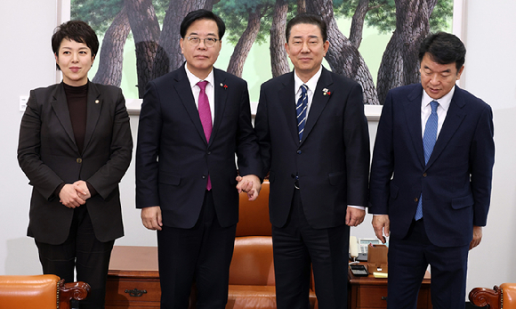 22일 국회 운영위원장실에서 더불어민주당 김병기 원내대표와 국민의힘 송언석 원내대표가 만나 악수하고 있다. 왼쪽부터 국민의힘 김은혜 원내정책수석부대표, 송 원내대표, 더불어민주당 김 원내대표, 문진석 원내운영수석부대표. 2025.12.22 [사진=연합뉴스]