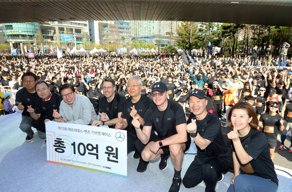 (왼쪽부터) 부산MBC 최병한 사장, 메르세데스-벤츠 사회공헌위원회 유재진 위원, 부산광역시 박형준 시장, 메르세데스-벤츠 사회공헌위원회 토마스 클라인 의장, 아이들과미래재단 이훈규 이사장, 메르세데스-벤츠 사회공헌위원회 스테판 알브레히트 위원, 메르세데스-벤츠 사회공헌위원회 이상국 위원, 메르세데스-벤츠 사회공헌위원회 이은정 위원이 기부금 전달식에서 기념촬영하고 있다. [사진=메르세데스-벤츠]